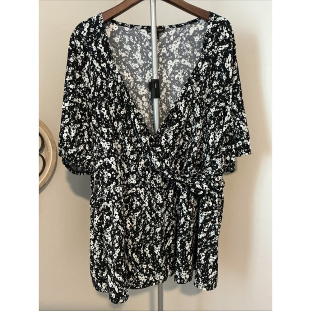Lane Bryant Black Multi Ditsy Floral‎ Faux Wrap Top Sz 26/28 Short Sleeve
